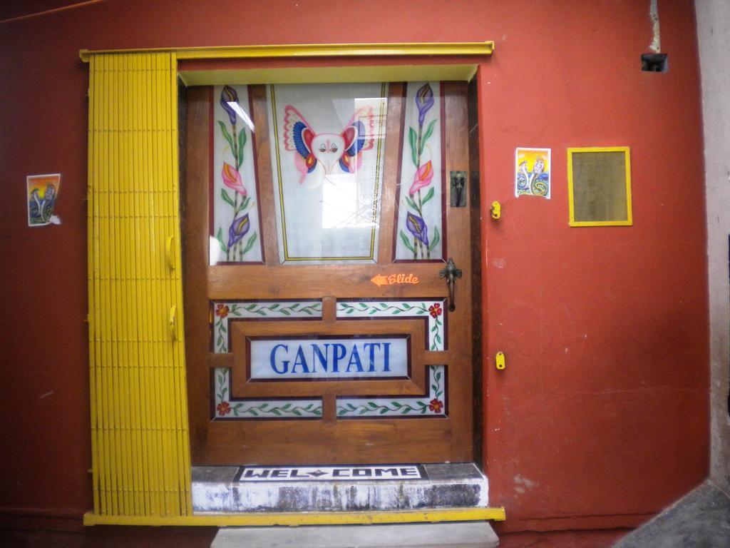 Ganpati pensión Varanasi Exterior foto